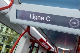 Intérieur d'une rame de la future ligne C avec un zoom sur un écran (Agrandir l'image - fenêtre modale)
