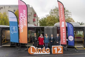 Les élus devant le Linéo 12 nouvellement en service (Agrandir l'image - fenêtre modale)
