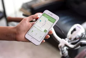 Une main tient un téléphone portable avec l'application Geovelo ouverte (Agrandir l'image - fenêtre modale)