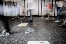 Image floutée montrant des voyageurs dans le métro (Agrandir l'image - fenêtre modale)