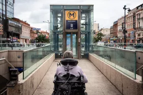 PMR devant ascenseur station jean Jaurès (Agrandir l'image - fenêtre modale)