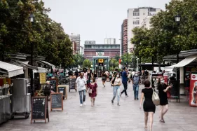 piétons sur le parvis de la station Jean Jaurès (Agrandir l'image - fenêtre modale)