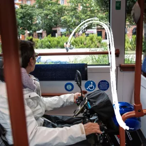 Fauteuil dans espace adapté dans un bus