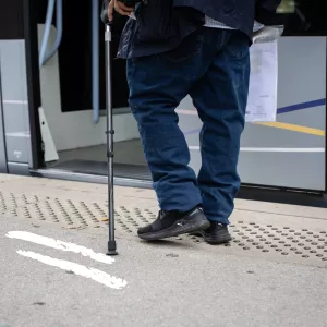 Quai avec bande d'éveil