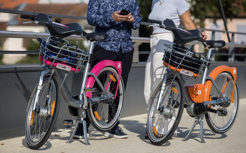 deux vélôToulouse, un mécanique et un à assistance électrique